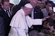 Il pianto dei profughi davanti al papa