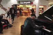 In aeroporto suona jazz al pianoforte, applausi passeggeri