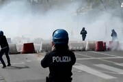 Renzi a Napoli, manifestanti protestano in piazza