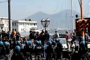 Scontri tra manifestanti e polizia a Napoli