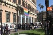 Strage di Orlando: i colori arcobaleno sull'ambasciata americana a Roma