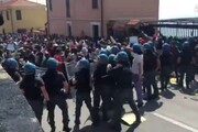 Migranti: tensione a Ventimiglia, polizia usa manganelli