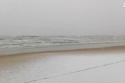 Spiaggia bianca, neve sul mare a Pescara