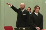 Breivik torna in aula con saluto nazista