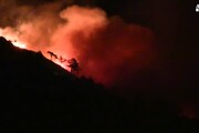 Incendio su alture Genova, famiglie sfollate