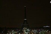 Tour Eiffel si spegne per le vittime di Quebec City
