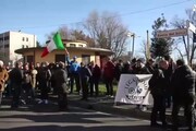 Proteste centrodestra e antagonisti sui migranti a Bologna
