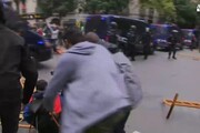 Spari e tensione tra polizia e folla a Barcellona