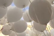 Barcellona sfila per dialogo, palloncini bianchi in cielo