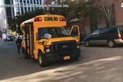 New York, i primi soccorsi ai bambini nello scuolabus