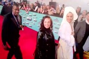 MTV Ema, Rita Ora in accappatoio sul red carpet