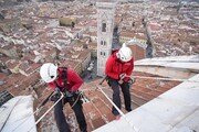 Operai in cordata al lavoro su Cupola del Brunelleschi