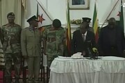 A sorpresa Mugabe non si dimette