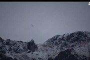 Cade elicottero privato in montagna, due feriti