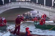 A Venezia la regata in gondola dei Babbo Natale