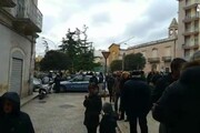 Spari in strada a Bitonto, donna usata come 'scudo'