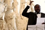 Tenore ivoriano canta tra i marmi contro il razzismo