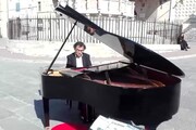 Il 'pianista fuori posto' suona in centro a Perugia