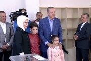 Erdogan al seggio con la famiglia