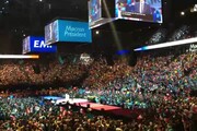 In 20 mila cantano la Marsigliese per Macron