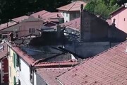 Tragica fusa dalla casa in fiamme, lanciano figlio dalla finestra