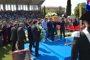 Funerali di Scarponi, bara entra in campo sportivo tra applausi