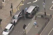 Arrestato uomo armato vicino al Parlamento a Londra