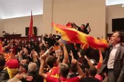 Macedonia, dimostranti irrompono in Parlamento