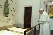 Il Papa in preghiera davanti alle tombe dei due pastorelli
