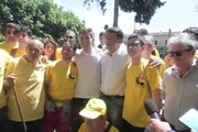 Renzi saluta i volontari che puliscono Roma
