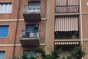 Uomo si barrica in casa a Torino, su Fb minaccia di sparare