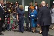 Manchester: la regina fa visita ai bimbi feriti