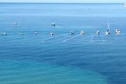 Giro: Alghero saluta con 100 nastri trainati da barche