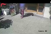 Anziano spinto da scogli, video mostra minorenni su scogliera