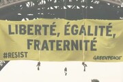 Blitz Greenpeace sulla Tour Eiffel