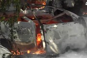 A fuoco 50 macchine a Roma, esplosioni