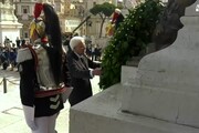 Mattarella depone corona di fiori al Milite Ignoto