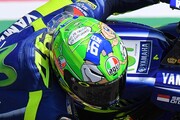 Moto: Italia; nuovo casco di Rossi, omaggi a Totti e Hayden
