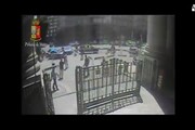 Poliziotto ferito a Milano, il momento dell'aggressione