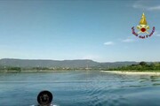 Incendi: così i Canadair si riforniscono nel Lago di Bilancino