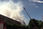 Incendio a Milano, il fumo non si placa nel deposito rifiuti