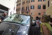 Attivisti no Vax accerchiano auto con tre deputati Pd