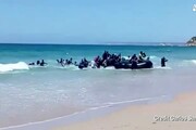 Spagna, migranti sbarcano in spiaggia tra i bagnanti