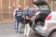 La polizia scientifica nello stabile di via Curtatone, sequestrati pc e ricevute