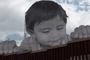 Maxifoto bimbo a confine Messico