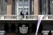Operai Hitachi salgono su balconata di Palazzo Reale