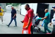 Valentino Rossi lascia l'ospedale in carrozzina