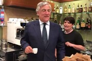Tajani torna a Norcia, 'impegni mantenuti' e poi serve caffe' al bar