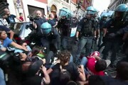 Polizia allontana attivisti casa da via di Ripetta a Roma