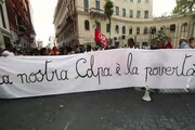 Movimenti e migranti bloccano strada in centro a Roma